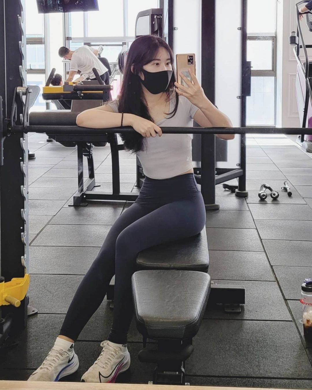 口罩小姐姐秀健身房里的五颜六色紧身裤_5