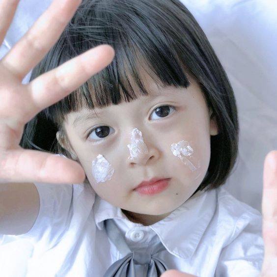 可爱小女孩吃蛋糕一脸奶油头像图片_5