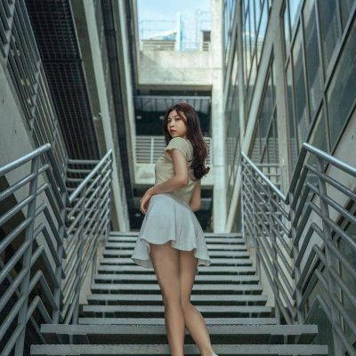 在学校楼梯美女穿短裙拍照， 这造型有模特的感觉！