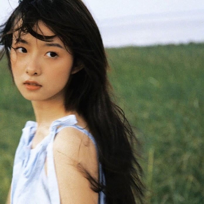胶片复古风真人忧郁女生高清头像_1