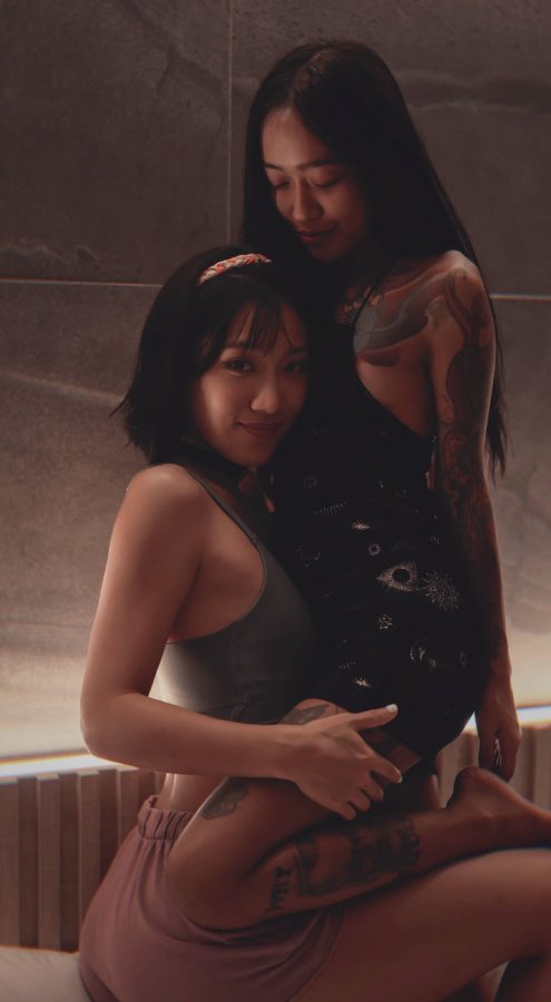 纹身闺蜜坐在身上，社会纹身美女_1