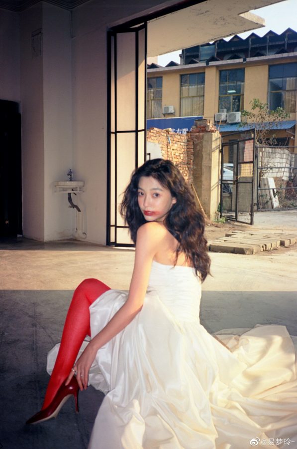 美女易梦玲红色丝袜高跟白纱裙写真_3