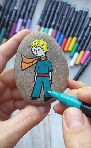 童话《小王子》石头画作品图片 小王子和他的小狐狸！_2
