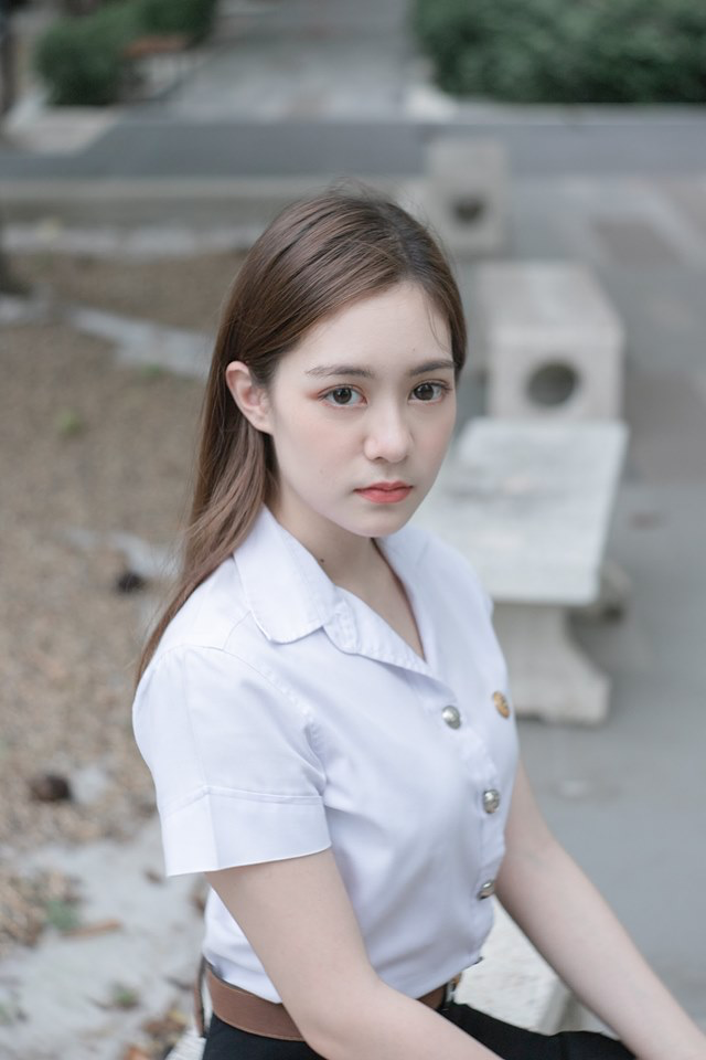 清纯白衬衫短裙学生装美女_2