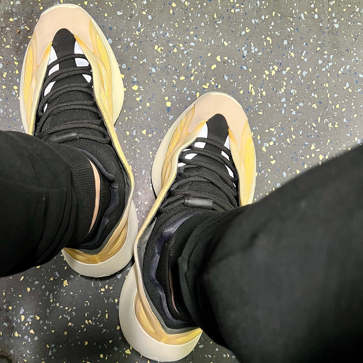 Yeezy 700 V3“Mono Safflower” 夜光椰子鞋 上脚效果实拍 高清正品图_5