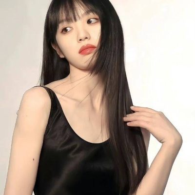 田曦薇连衣裙写真，黑色吊带真丝连衣裙图片美女