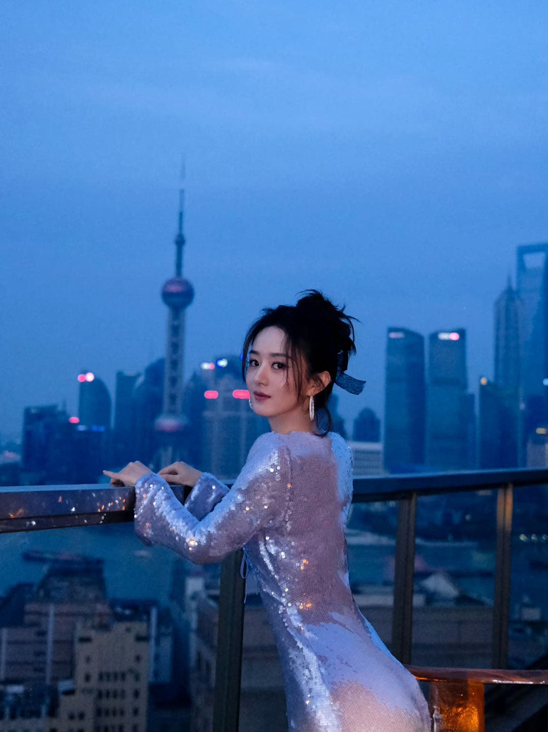 赵丽颖的腰臀比，赵丽颖镂空亮片裙凸显身材_8