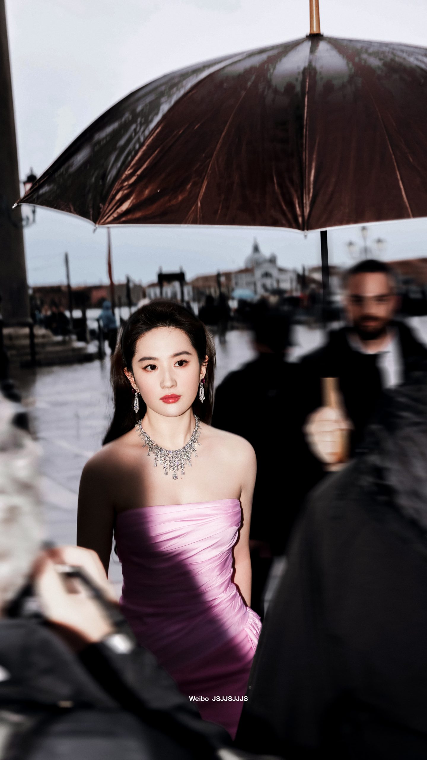 张雨绮也有撑伞神图了 和刘亦菲的谁跟漂亮_2