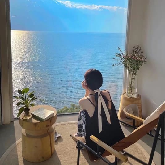 女生面朝大海蓝色背影头像,蓝色背景女人背影图片_14