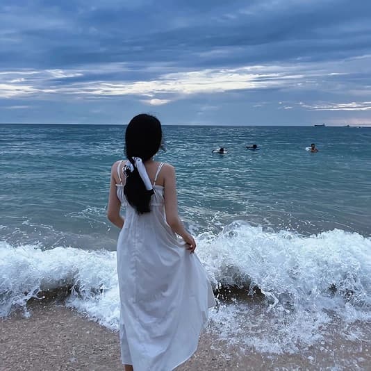 女生面朝大海蓝色背影头像,蓝色背景女人背影图片_13