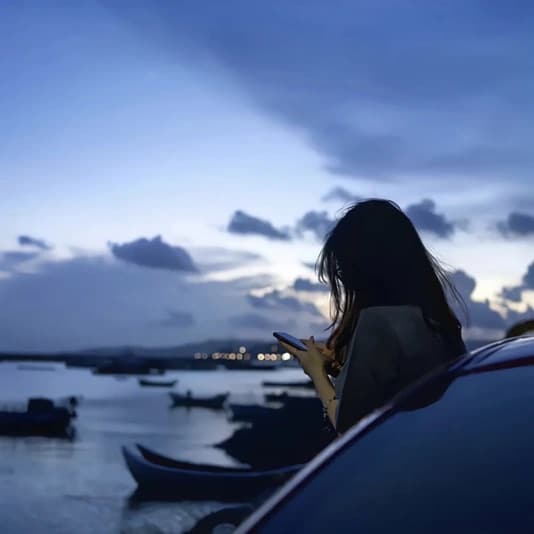 女生面朝大海蓝色背影头像,蓝色背景女人背影图片_12