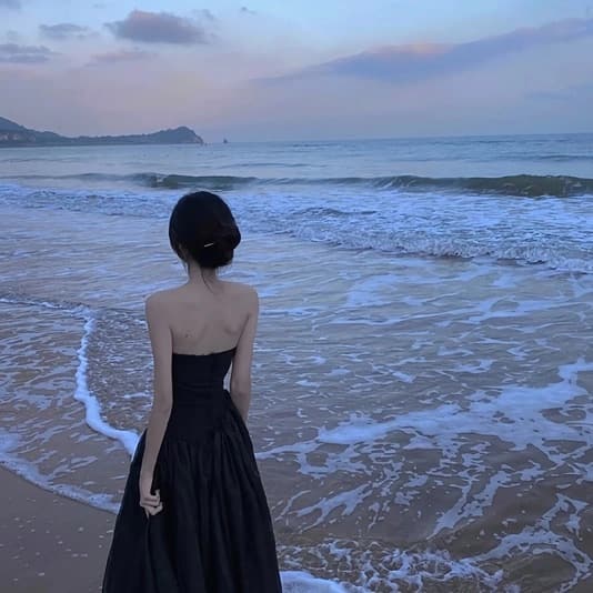 女生面朝大海蓝色背影头像,蓝色背景女人背影图片_11