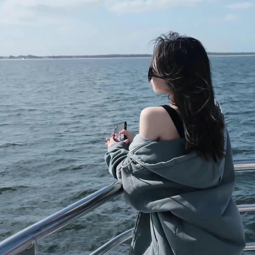 女生面朝大海蓝色背影头像,蓝色背景女人背影图片_9