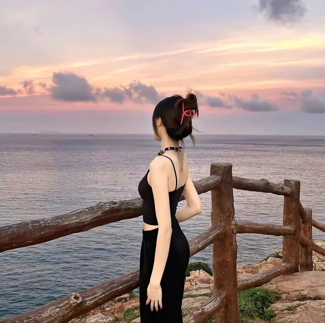 女生面朝大海蓝色背影头像,蓝色背景女人背影图片_8