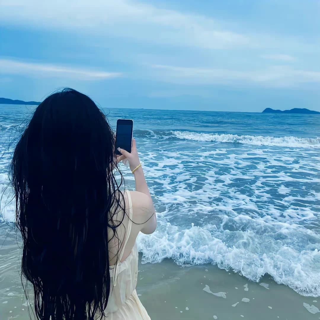 女生面朝大海蓝色背影头像,蓝色背景女人背影图片_7