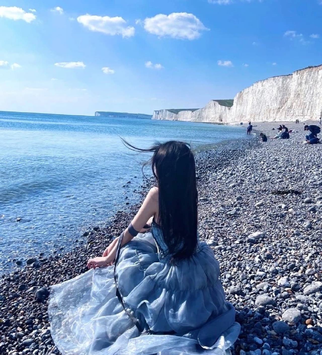 女生面朝大海蓝色背影头像,蓝色背景女人背影图片_6