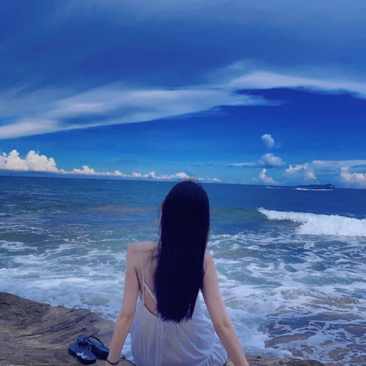 女生面朝大海蓝色背影头像,蓝色背景女人背影图片_5