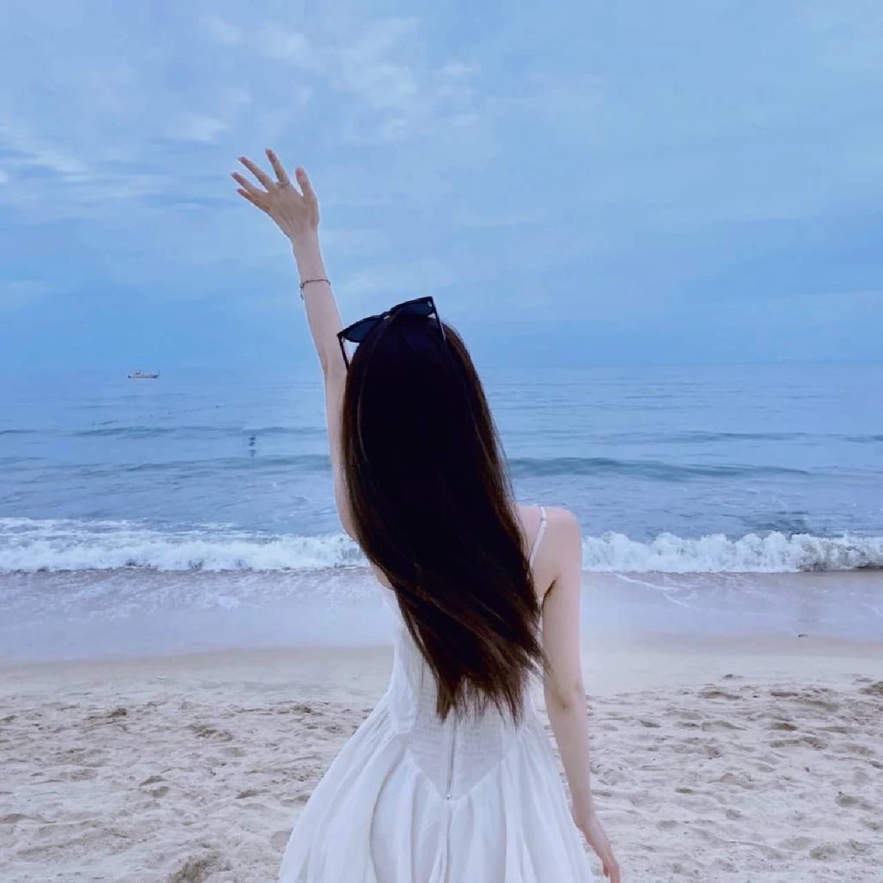 女生面朝大海蓝色背影头像,蓝色背景女人背影图片_4