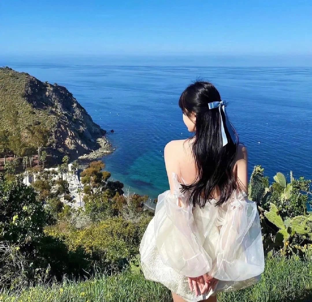 女生面朝大海蓝色背影头像,蓝色背景女人背影图片_3