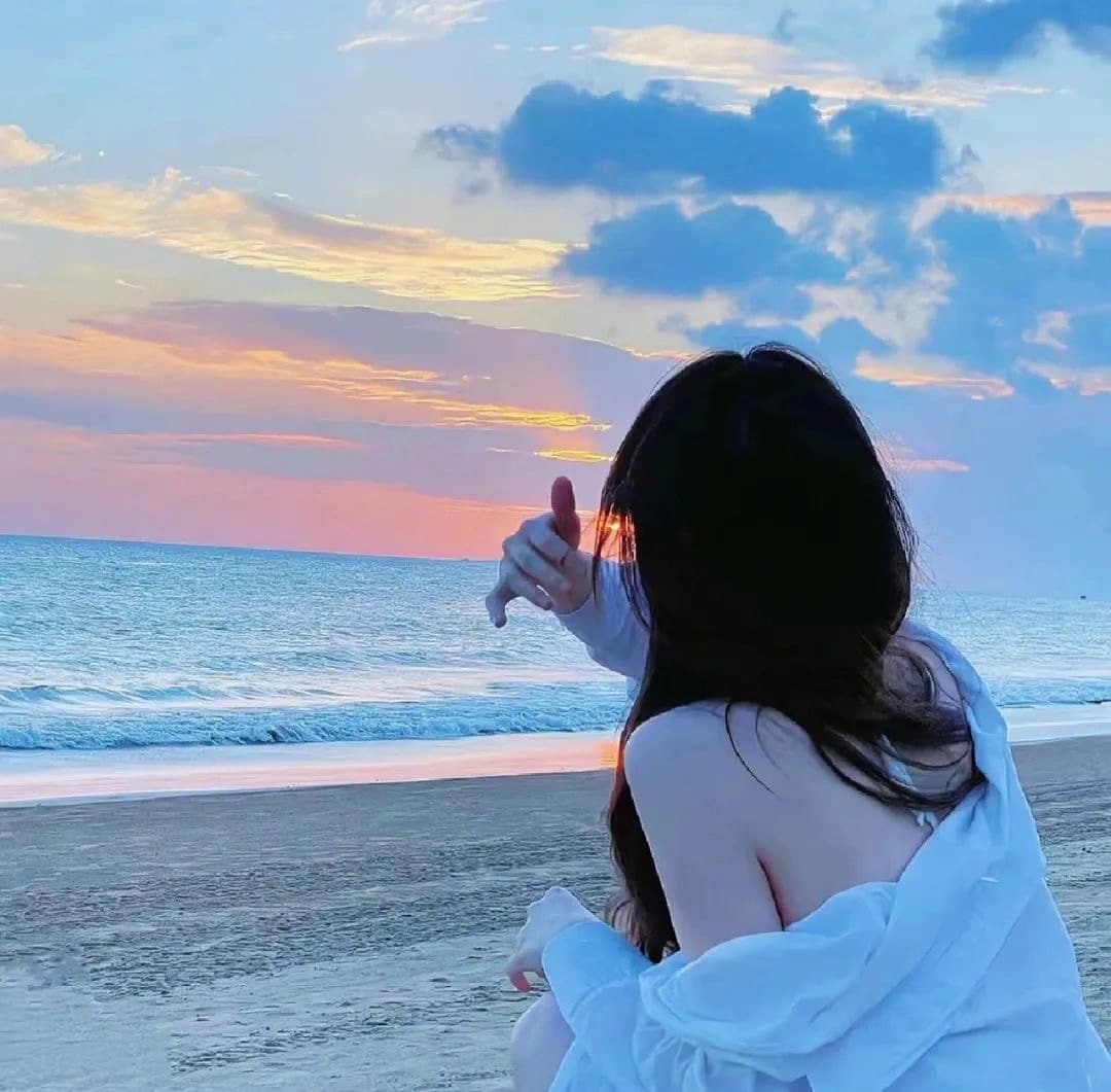 女生面朝大海蓝色背影头像,蓝色背景女人背影图片_2