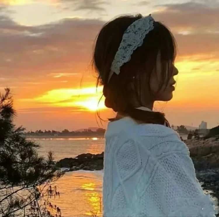 日落氛围感女孩背影微信头像 真人不露脸背影夕阳女生头像_1