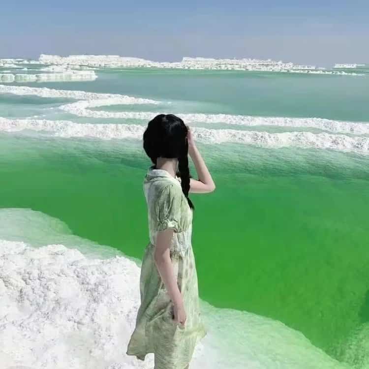 唯美绿色背景女孩微信头像 一路前行超好看的青绿色系女头_2