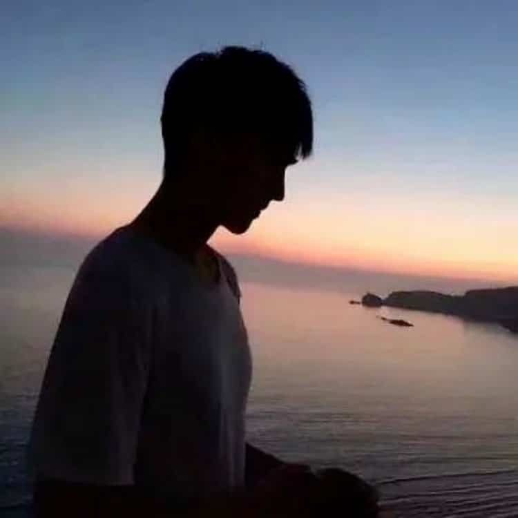 清冷高级氛围感夕阳下的男女背影情侣头像 一人一张真人照片情头_2