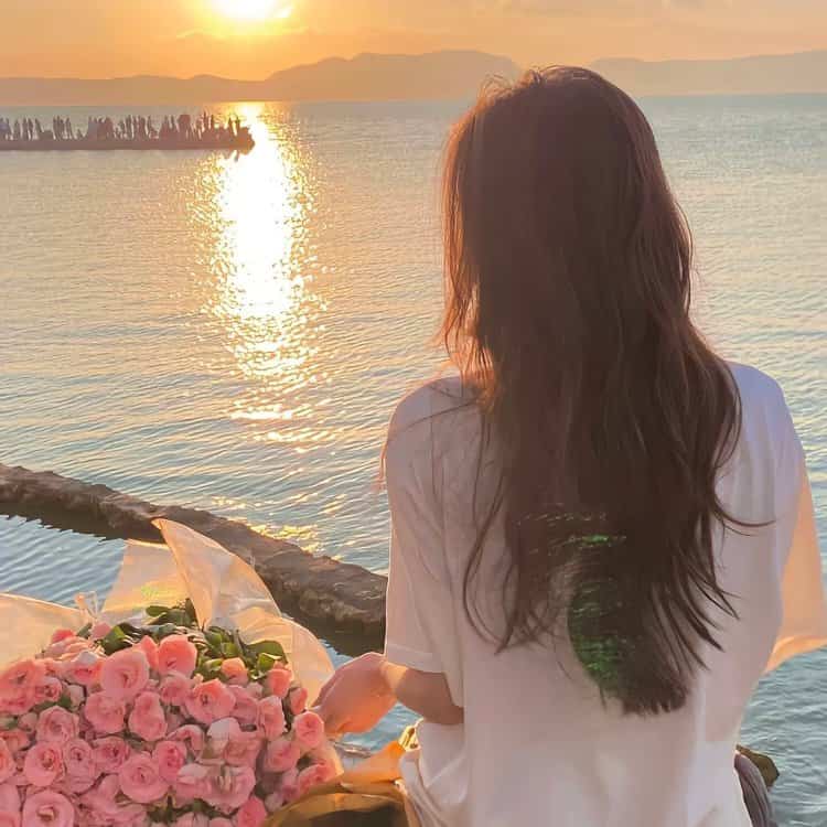 清冷氛围感女孩看海的微信头像 女生看海侧脸背影唯美闺蜜头像_8