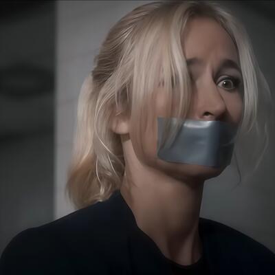 女孩子手脚绑起来嘴用胶带封上,还是尽力挣脱！