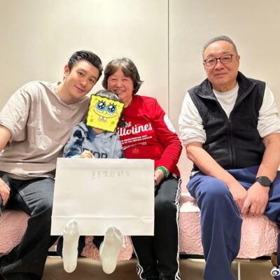 黄晓明晒与父母及儿子小海绵合照图片