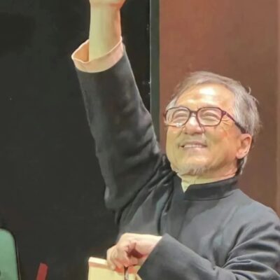 大哥老了成龙头发胡子白了图片