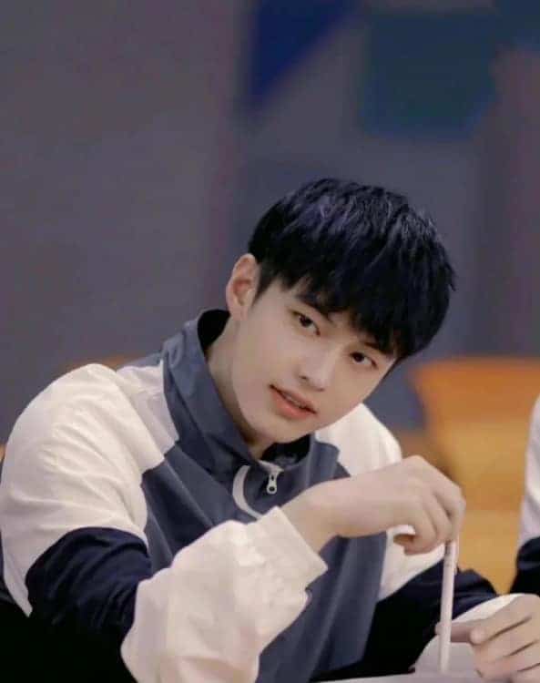 《与凤行》拂容君扮演者何与少年感生活照_6