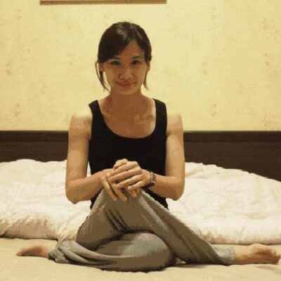 动态图演示:贴墙躺在床上双腿叉开能减肥吗？