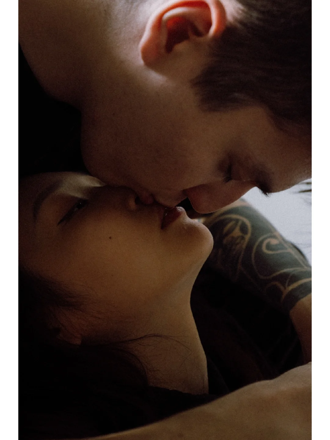 接吻一个人伸舌头一个人不伸gif动态图-20个口咬图片_7