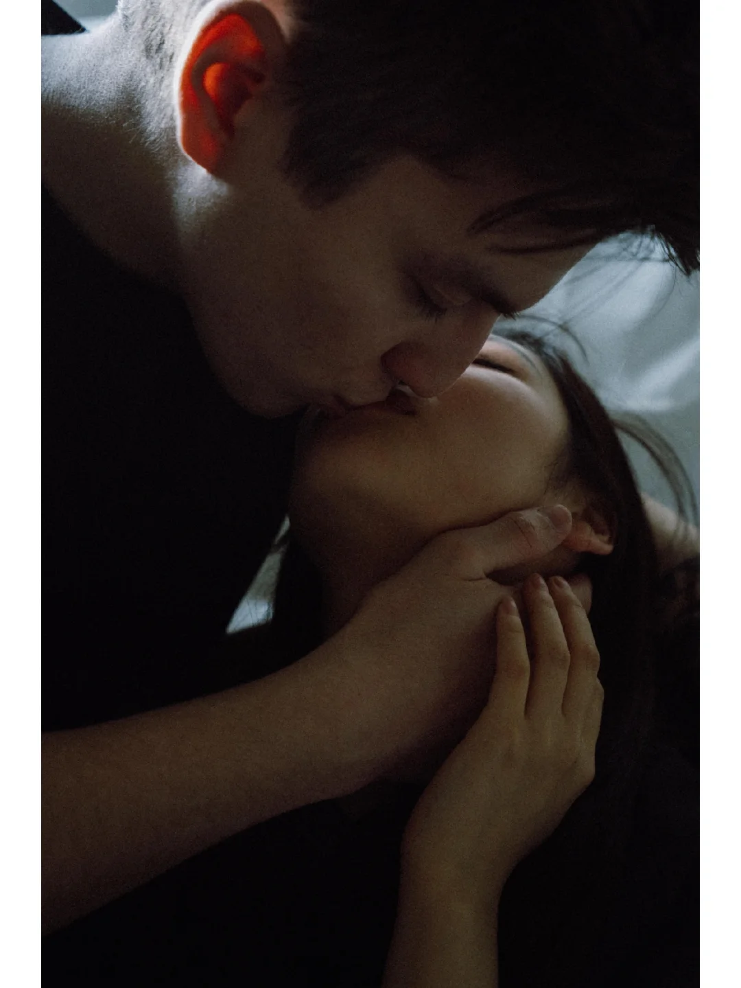 接吻一个人伸舌头一个人不伸gif动态图-20个口咬图片_1