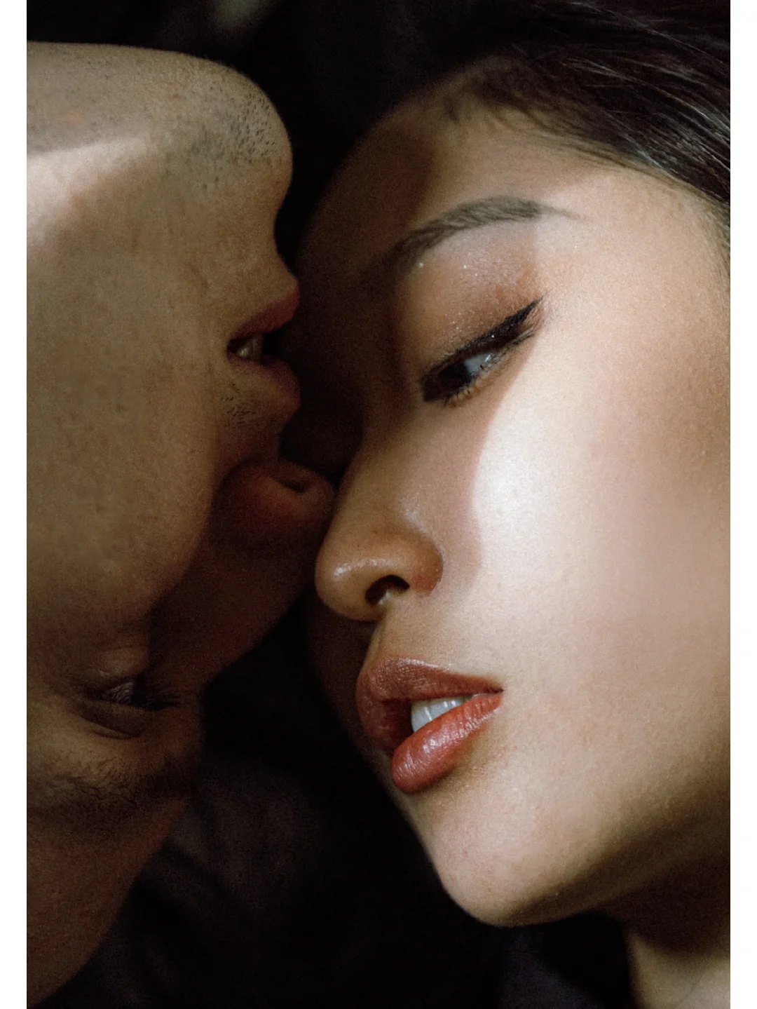 接吻一个人伸舌头一个人不伸gif动态图-20个口咬图片_6