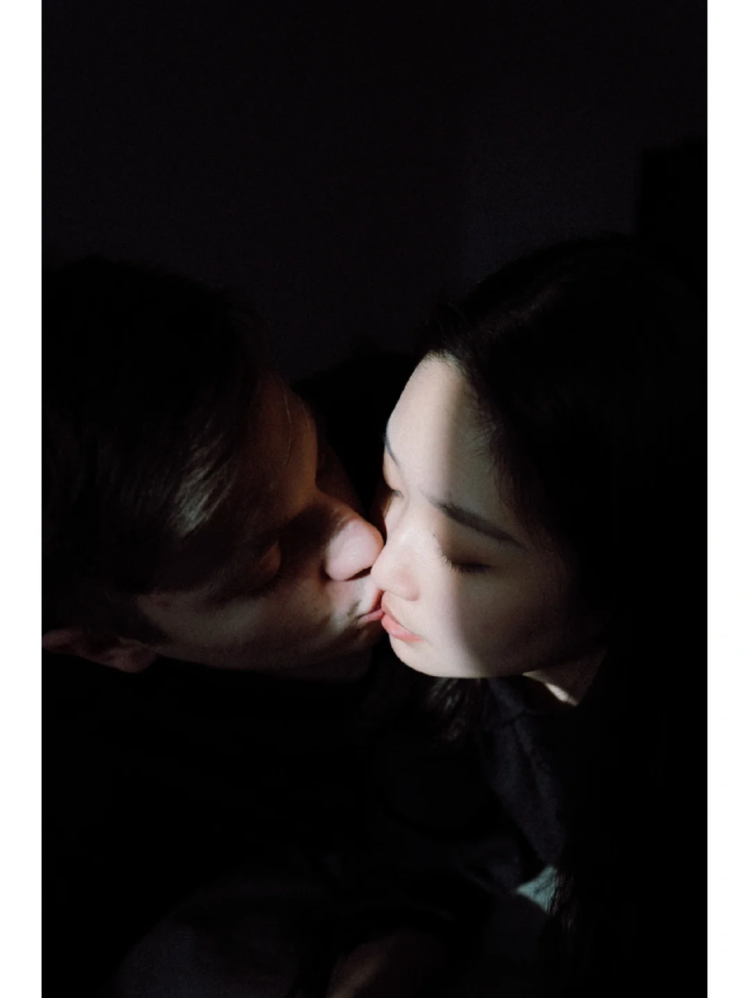 接吻一个人伸舌头一个人不伸gif动态图-20个口咬图片_5