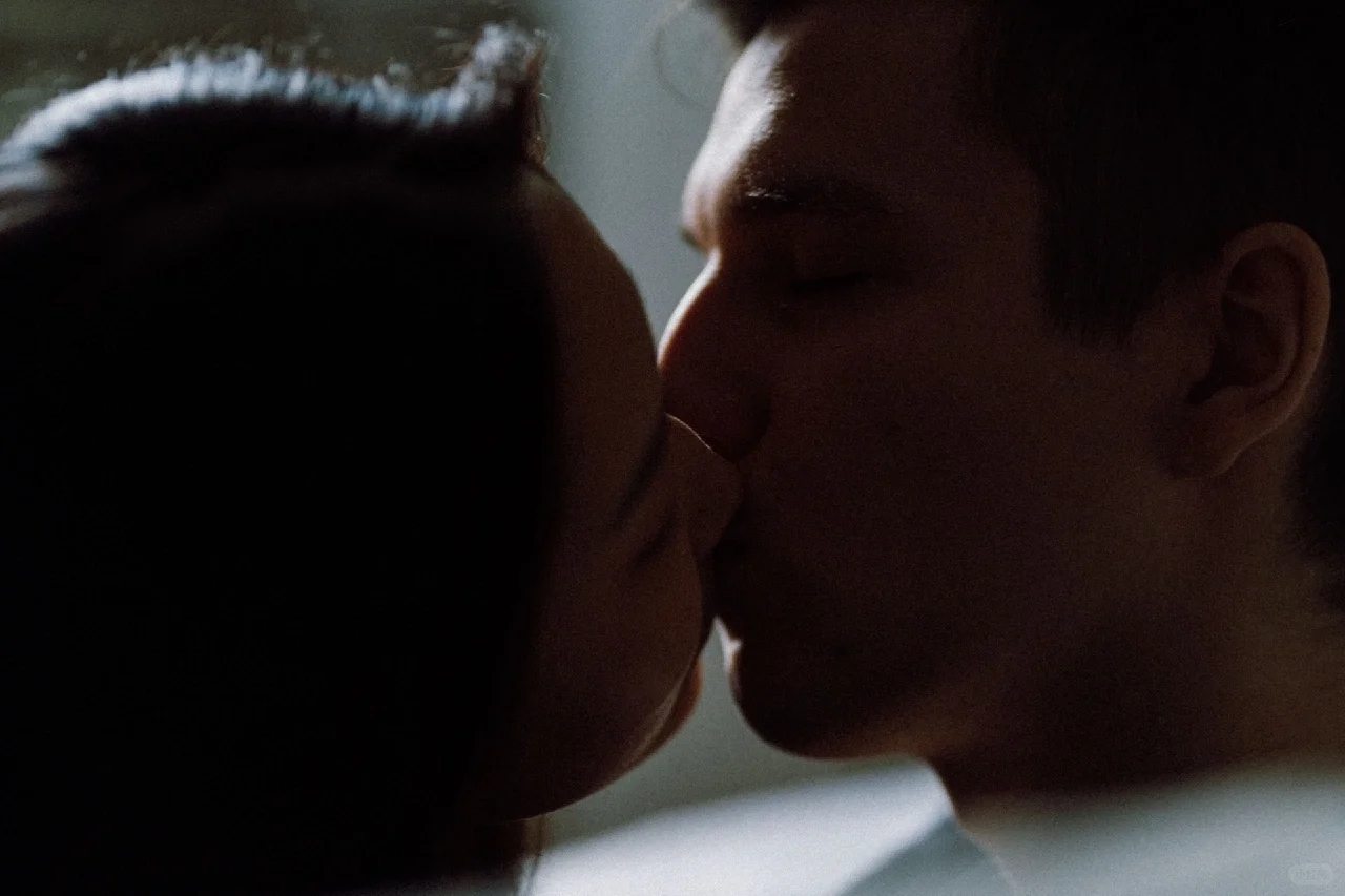 接吻一个人伸舌头一个人不伸gif动态图-20个口咬图片_4