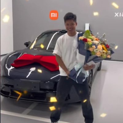 苏炳添晒雷军送的小米SU7图片分享