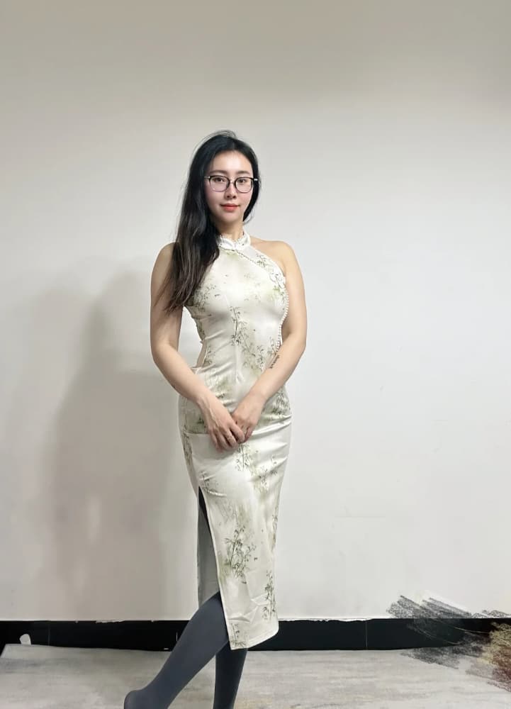 黑框眼镜旗袍灰丝袜知性天花板美女图片_4