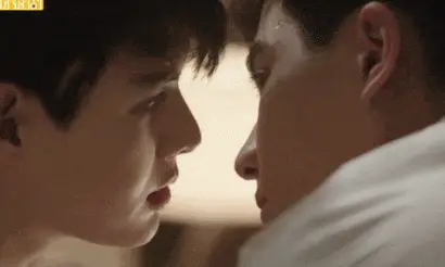 双男主张嘴舌吻的泰剧《不期而爱》_1