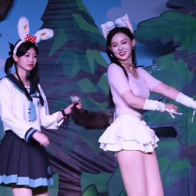 戴狐狸尾巴穿短裙跳舞的性感女孩视频