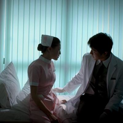 医生和护士在学校医务室亲嘴原声