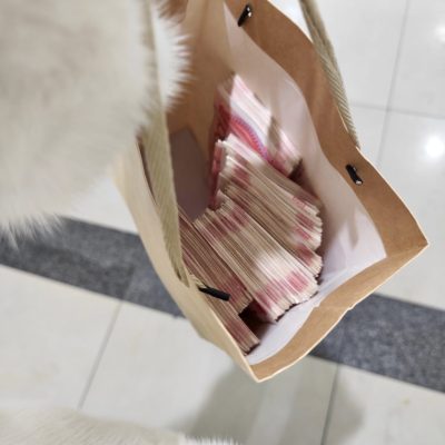 过年过节手提袋装钱发朋友圈装逼图片