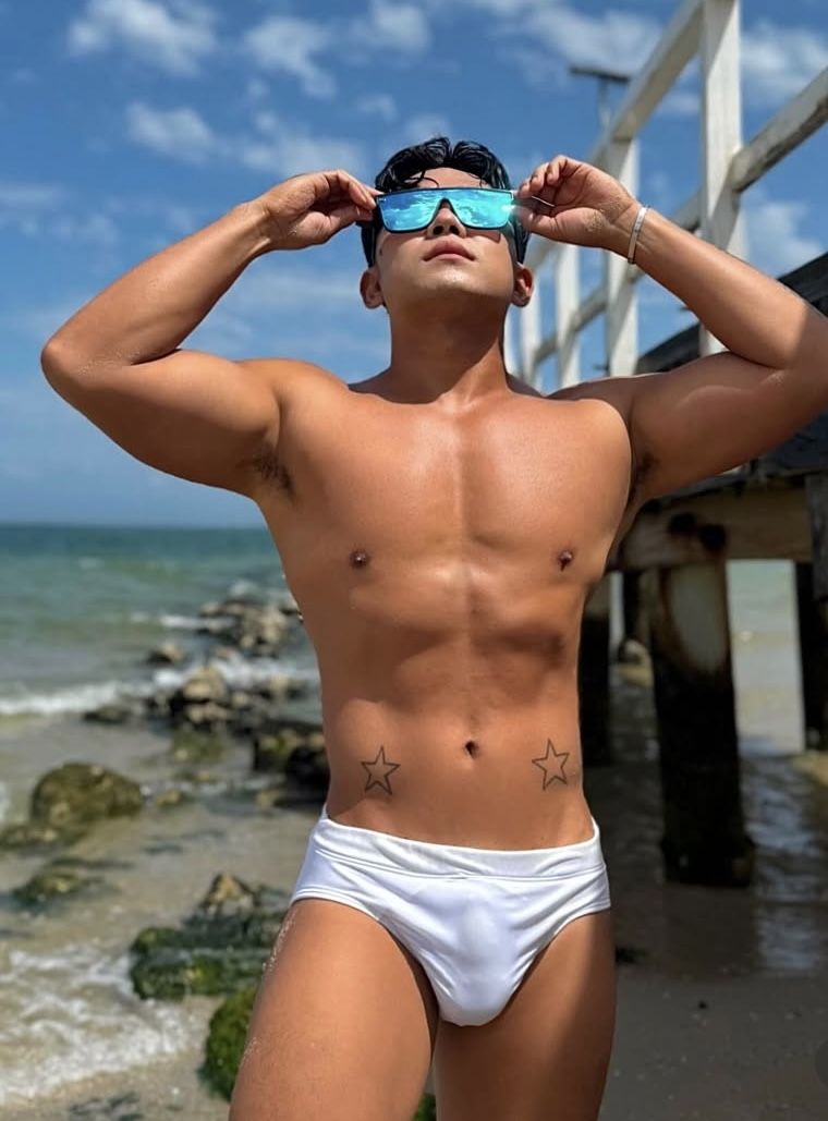 黑皮帅哥穿三角裤图片高清大图_7