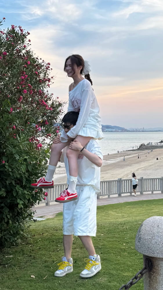 姐姐为什么老是骑着我肩膀图片_1