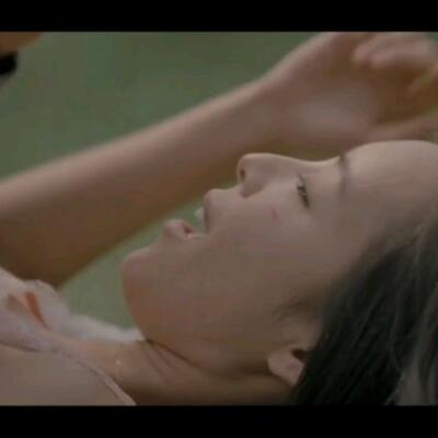 男生从上往下亲从嘴到肚子的激情吻戏