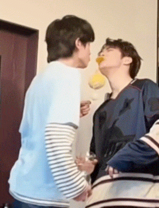 亚轩刘耀文差点亲上了 gif 动态图_1