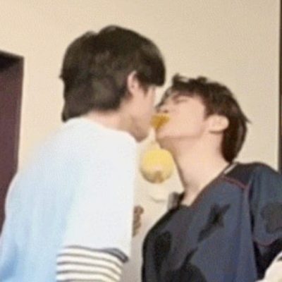 亚轩刘耀文差点亲上了 gif 动态图