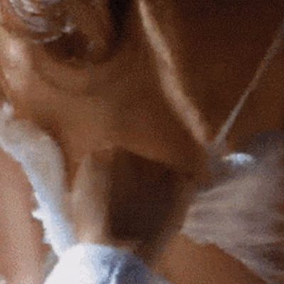 男生咬女生小头头头 gif动态图